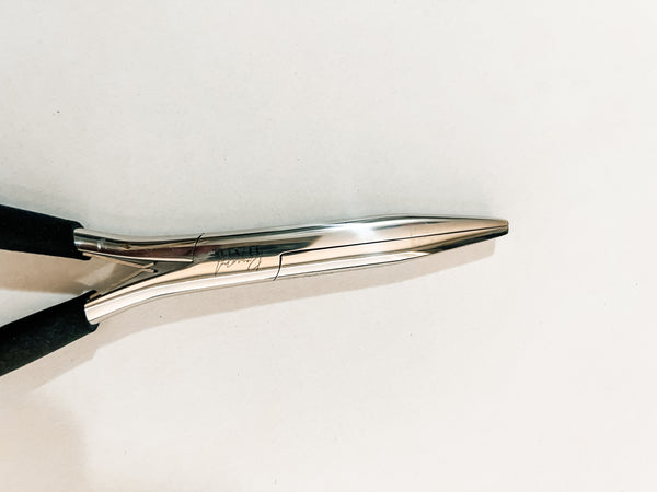 Long flat pliers with grip