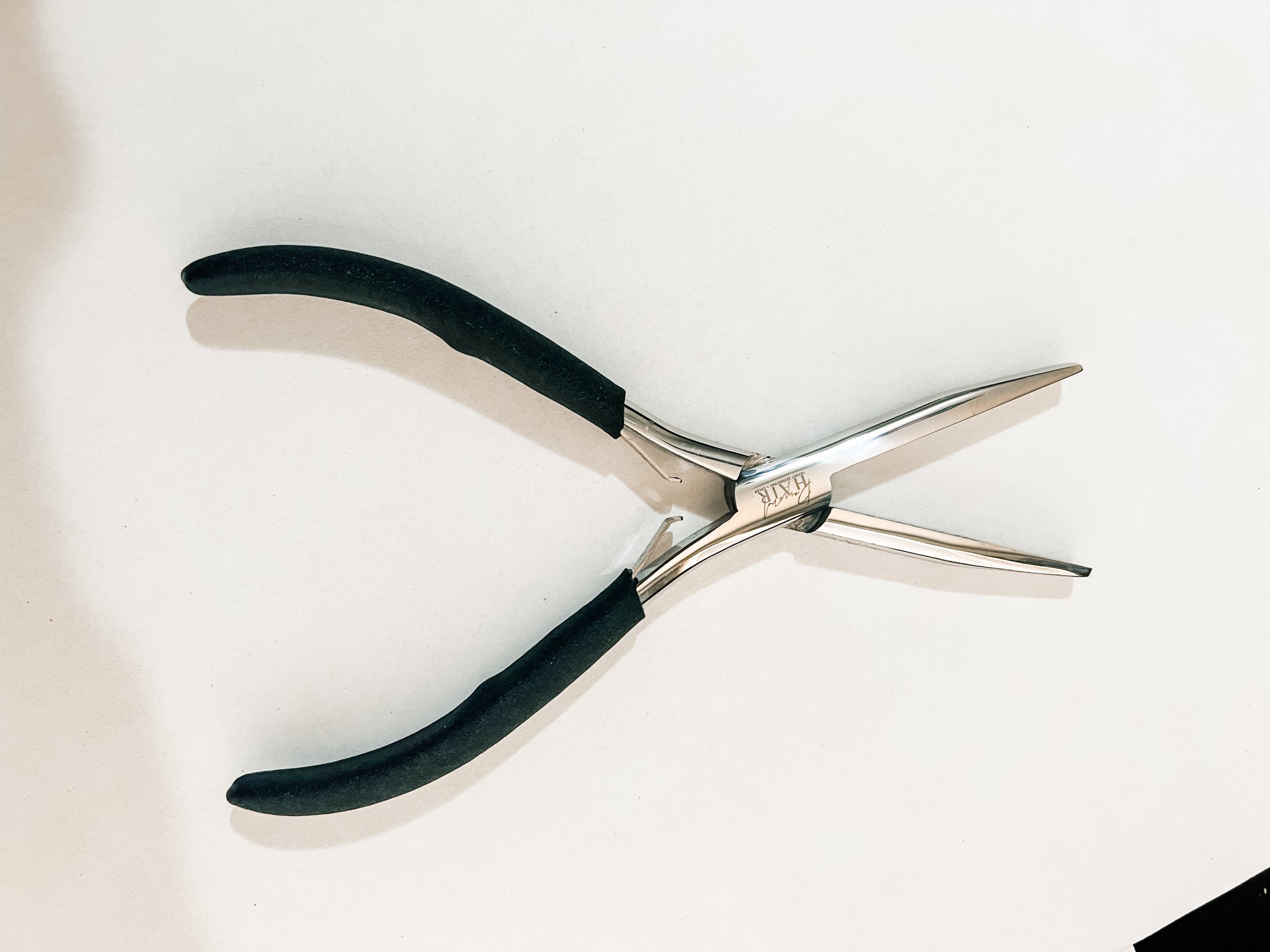 Long flat pliers with grip